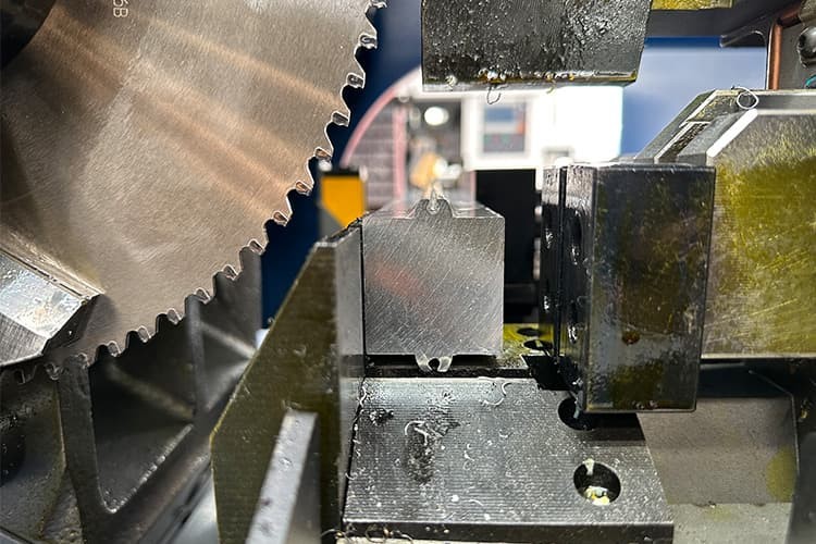 金屬圓鋸機(jī)/高速圓鋸機(jī)，在開機(jī)工作中鋸片發(fā)熱是什么原因，該怎么解決？